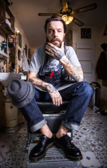 Portrait d'un homme tatoué barbier pour Dr Martens