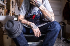 Portrait d'un homme tatoué barbier pour Dr Martens
