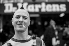 Portrait du chanteur de Discharge pour Dr. Martens