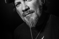 Portrait du chanteur de Karma To Burn au Glazart