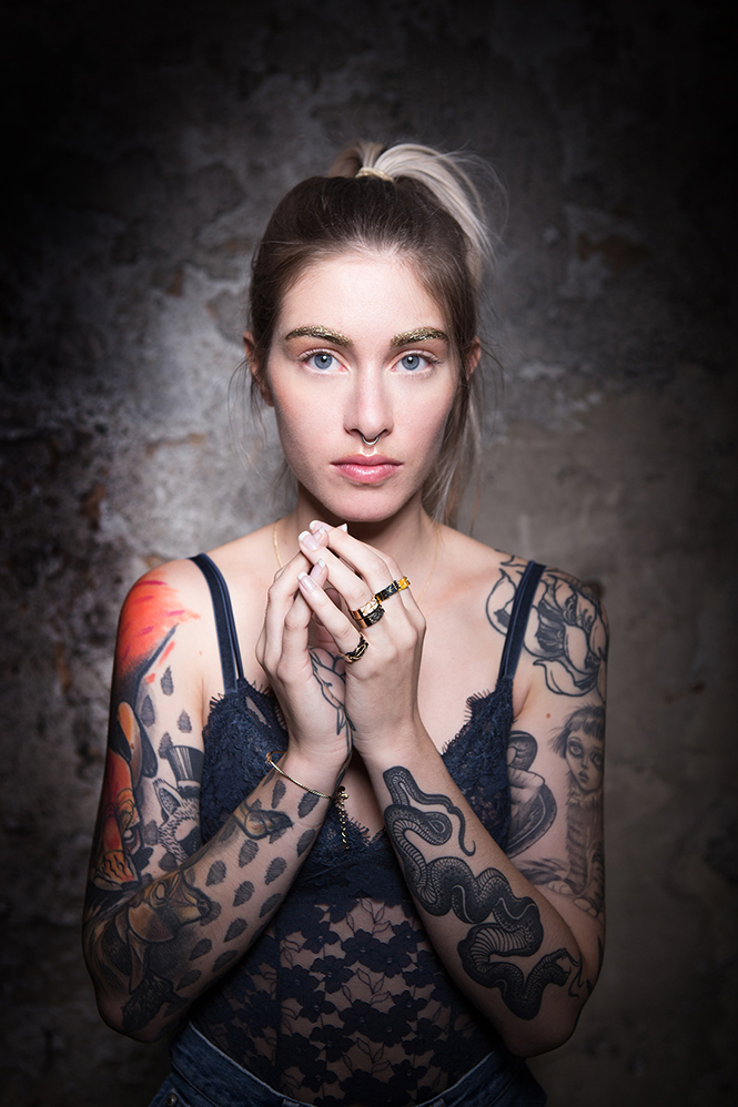 Portrait d'une femme tatouée pour une marque de bijoux