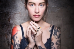 Portrait d'une femme tatouée pour une marque de bijoux