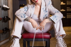 Portrait d'une vendeuse chez Dr Martens pour présenter chaque style